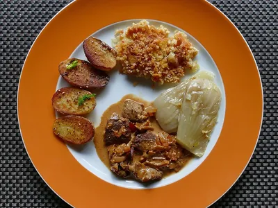 Bratkartoffel mit Mozzarella und Hackfleischsauce