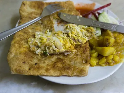 Bratkartoffeln mit Hackfleischsauce und Spiegelei