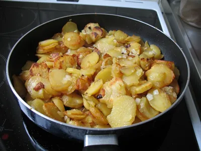 Bratkartoffeln mit Sahnesauce und Pilzen