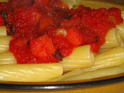 Pasta mit Tomatensauce und Mozzarella
