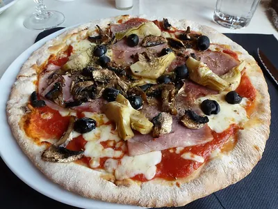 Pizza mit Salami, Schinken und Pilzen