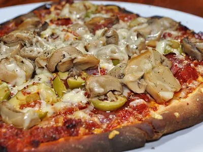Pizza mit Salami und Pilzen