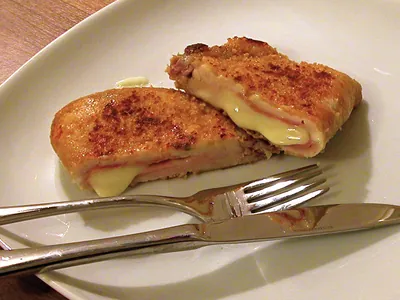 Schnitzel mit Käse überbacken